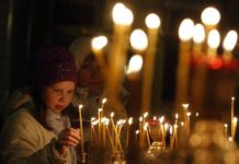 Православные верующие отмечают Рождество Христово