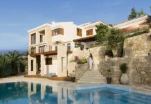 Иностранцы скупают недвижимость на Кипре