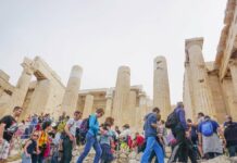 Греция установила исторический рекорд по доходам от туризма