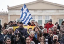 В Греции бастуют в знак протеста против роста налогов