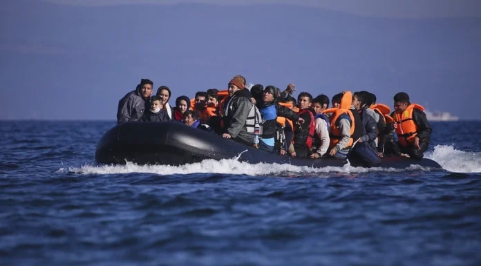 У острова Хиос при задержании катера с мигрантами погибли 14 человек