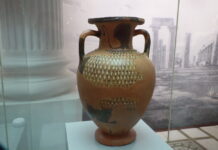 В Новосибирск привезли амфоры Древней Греции