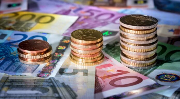 Какова средняя заработная плата в Греции?