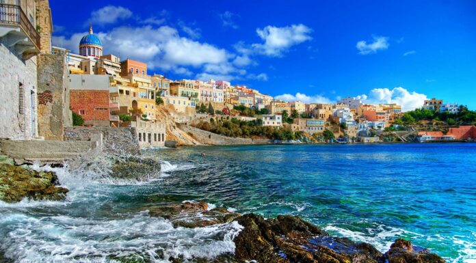 На курортах Греции число туристов превысило 3,5 на жителя: овертуризм стал невыносимым