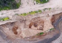 В Греции обнаружена герметично запечатанная гробница с ложной дверью