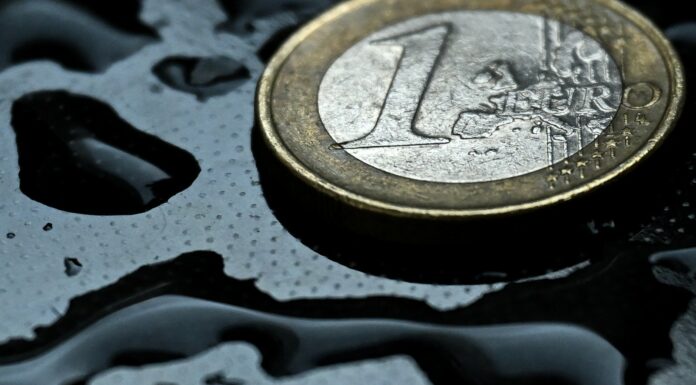 Премьер Греции объявил о мерах поддержки бизнеса и населения на €300 млн