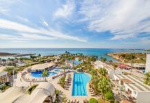 Отели Кипра назвали ситуацию «разрушительной»: номера и пляжи абсолютно пусты