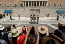 Греция потирает руки от войны, став единственной страной, куда растёт турпоток