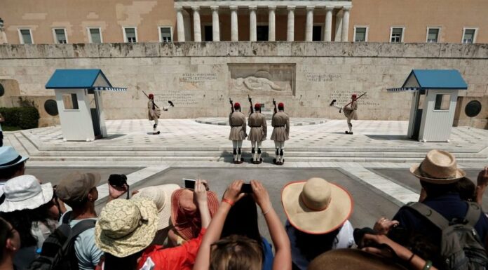 Греция потирает руки от войны, став единственной страной, куда растёт турпоток