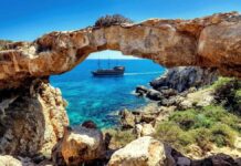 Туристический сезон под угрозой: резкое падение цен и отмены бронирований