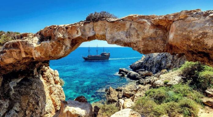 Туристический сезон под угрозой: резкое падение цен и отмены бронирований