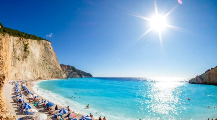 The Sun: Греция запретила лежаки на пляжах страны