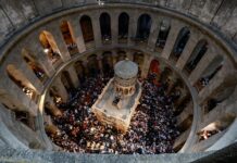 В Иерусалиме тысячи верующих ожидают схождения Благодатного огня