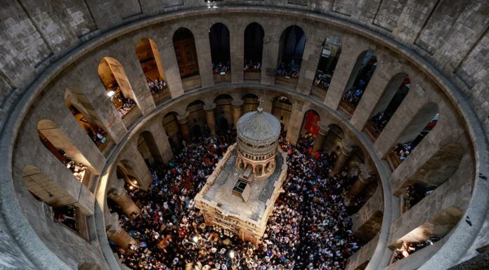 В Иерусалиме тысячи верующих ожидают схождения Благодатного огня