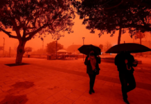 Небо над Критом стало оранжевым из-за пыльной бури