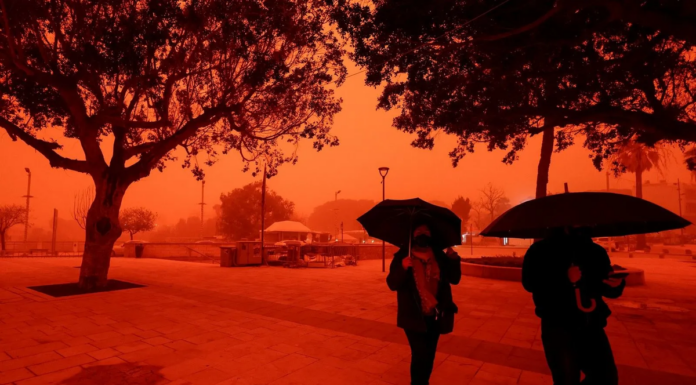 Небо над Критом стало оранжевым из-за пыльной бури