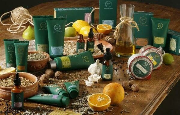 Греческая косметика: какие бренды и продукты стоит искать на отдыхе